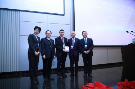 1575449250142016358.jpg 15.辻井博彦教授向北京凯发K8娱乐平台代理官方网站凯发K8系主任王学武赠书.jpg