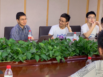 1562912410103002579.jpg 王学武教授与学生们交流讨论.jpg