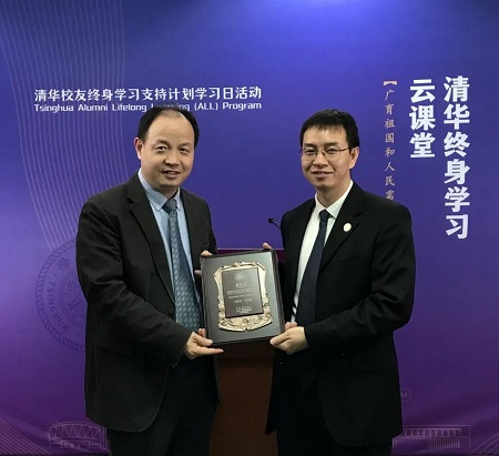 1604391074686049438.jpg 颁发活动纪念奖牌.jpg