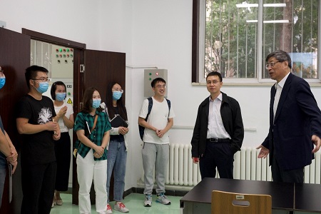 1601358619437012015.jpg 5.陈和生院士与同学们亲切交流.jpg